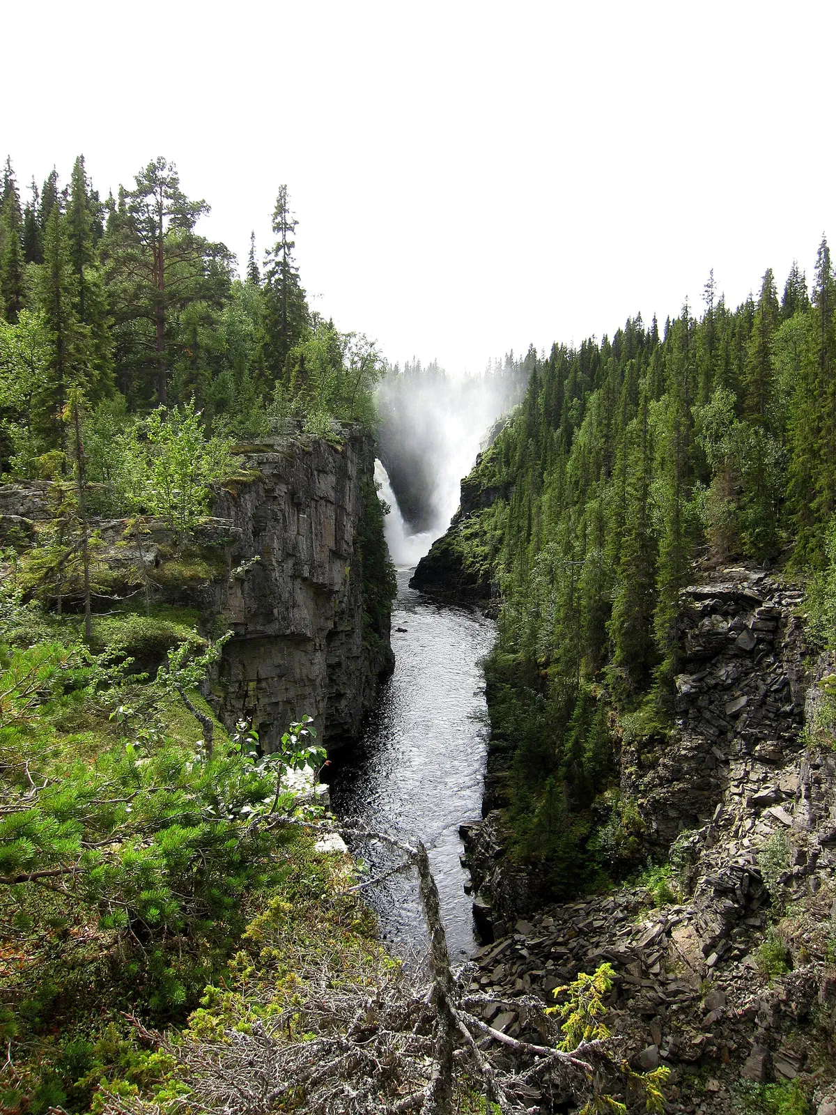 Hällingsåfallet och kanjonen nedanför.