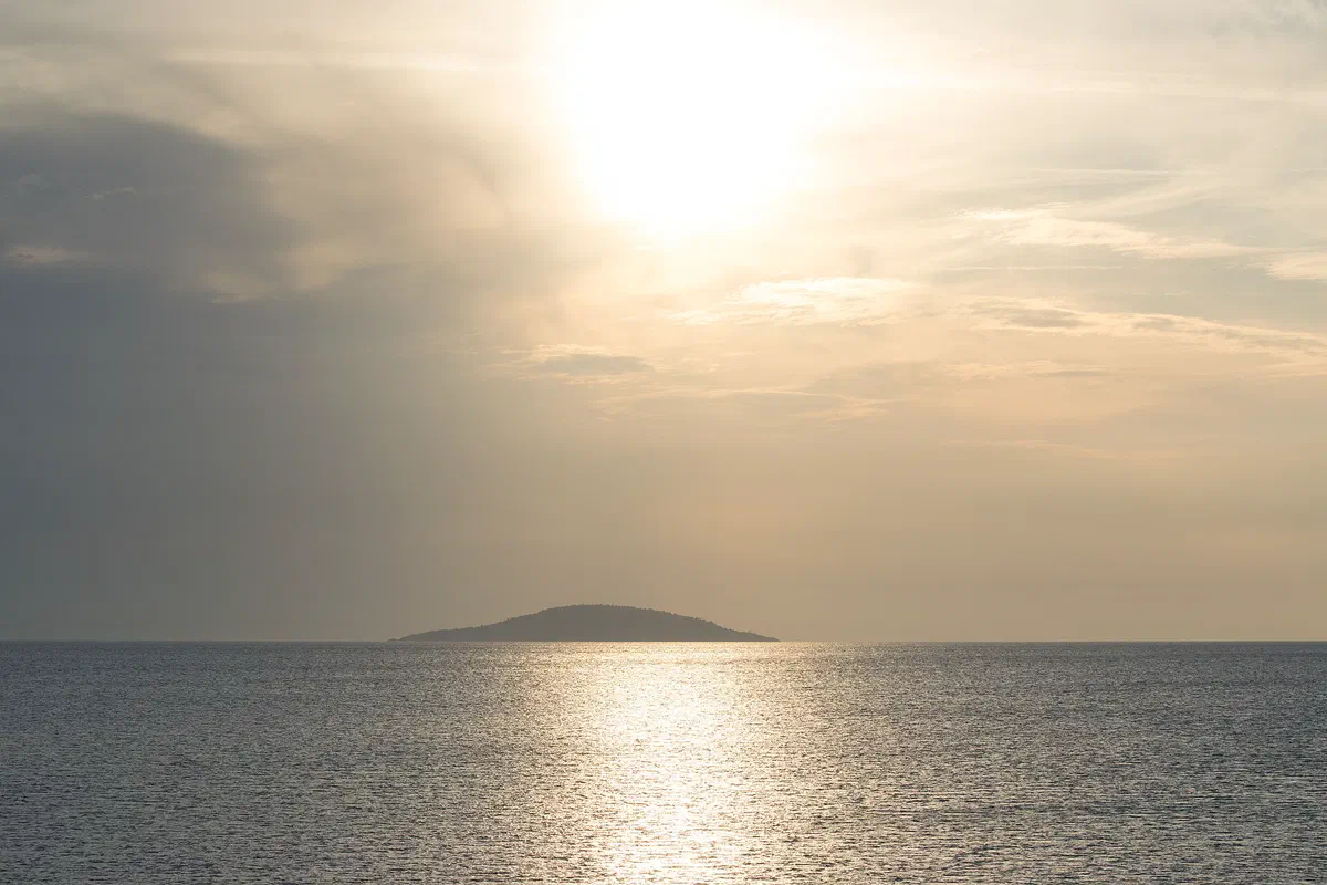 Blå Jungfrun sedd från Byrum på norra Öland.