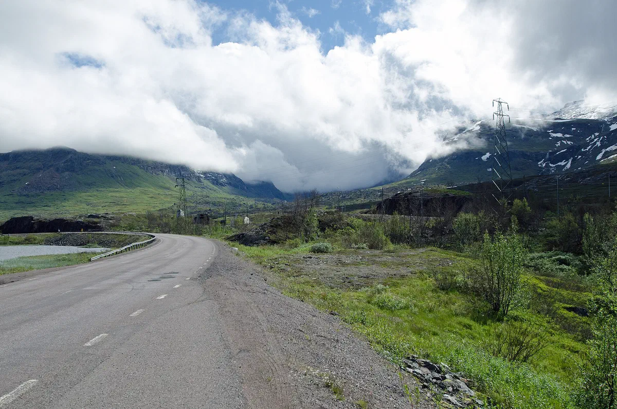 E10 genom fjällen väster om Abisko.