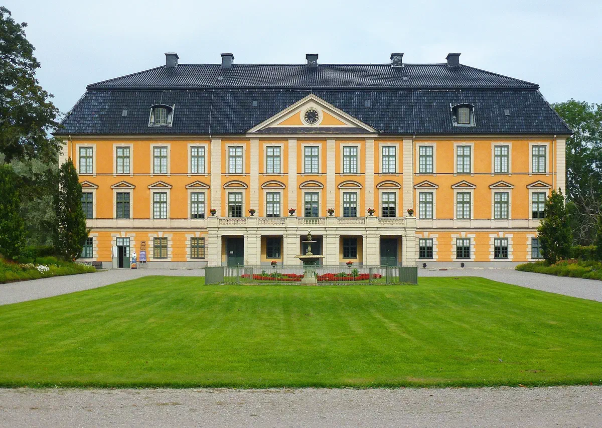 Nynäs slott vid Rundbosjön, mitt i Nynäs naturreservat.