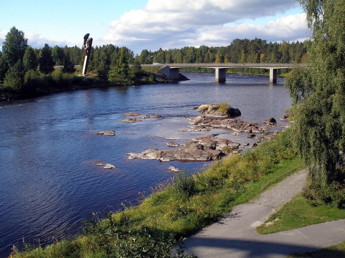 Byskeälven vid E4, med statyn Laxsprånget.