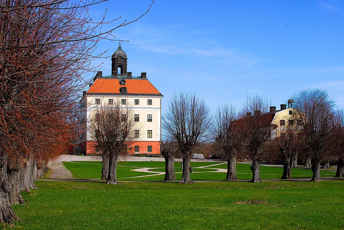 Ängsö slott, en kort promenad från Ängsö Camping.